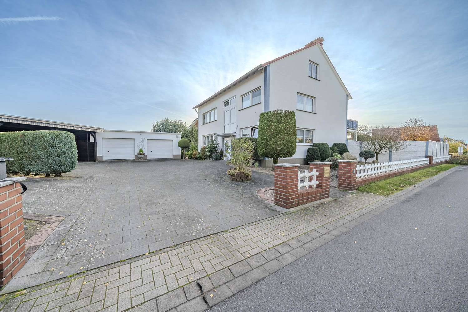 Thumbnail-Haus zum Kaufen in Schloß Holte-Stukenbrock 489.000,00 € 260 m²