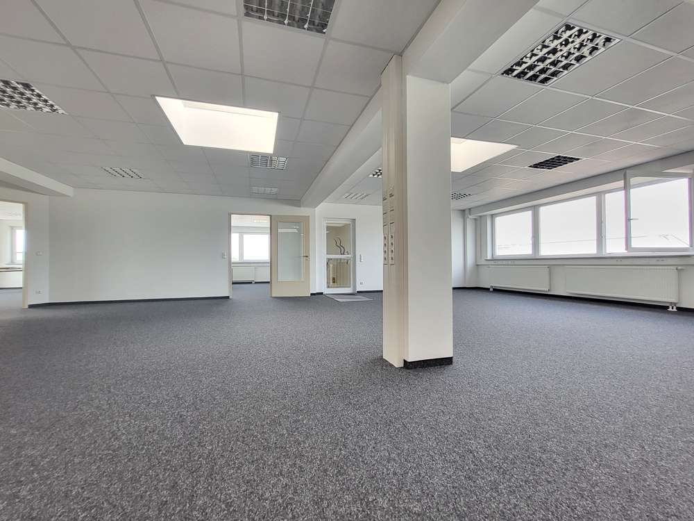 Thumbnail-Büro in Neutraubling 2.106,00 € 234 m²