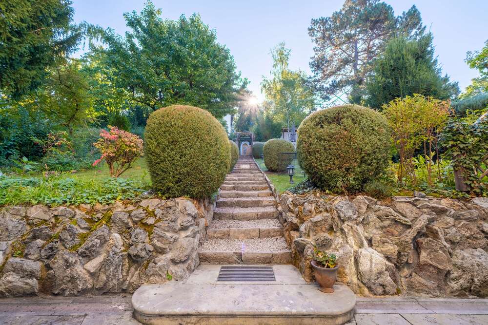 Thumbnail-Haus zum Mieten in Stuttgart 5.800,00 € 203 m²