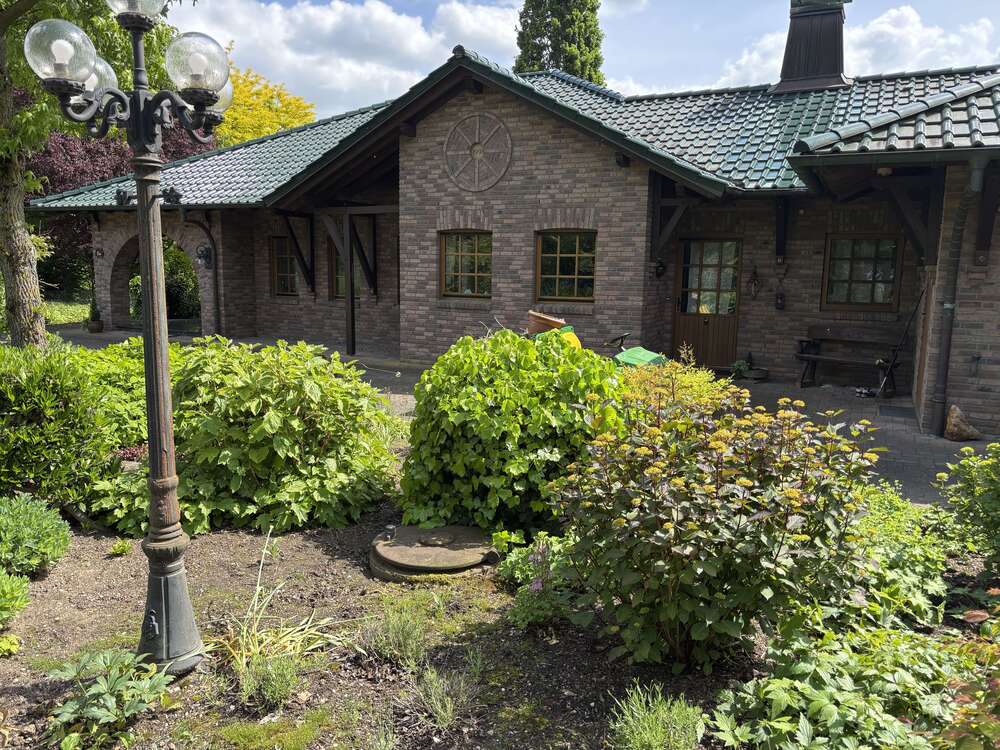 Thumbnail-Haus zum Mieten in Kaarst 2.800,00 € 200 m²