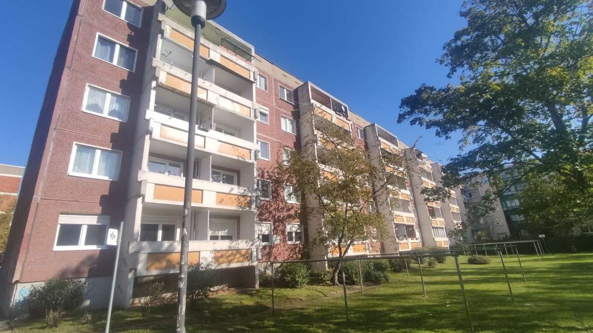 Thumbnail-Wohnung zum Mieten in Halle 390,00 € 56.02 m²