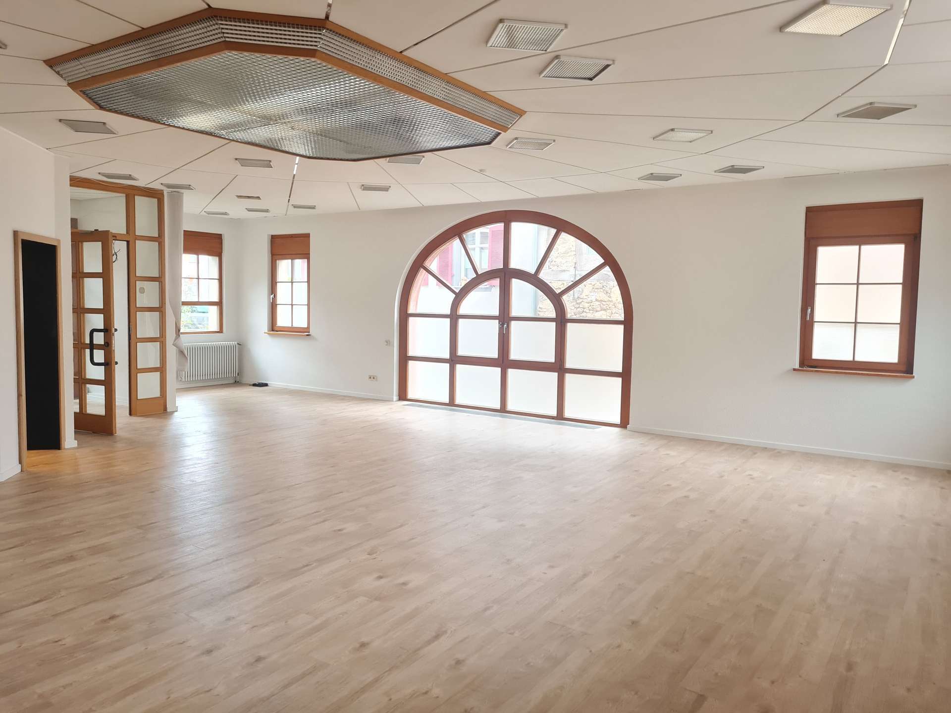 Thumbnail-Büro in Bahlingen 1.008,00 € 126.09 m²