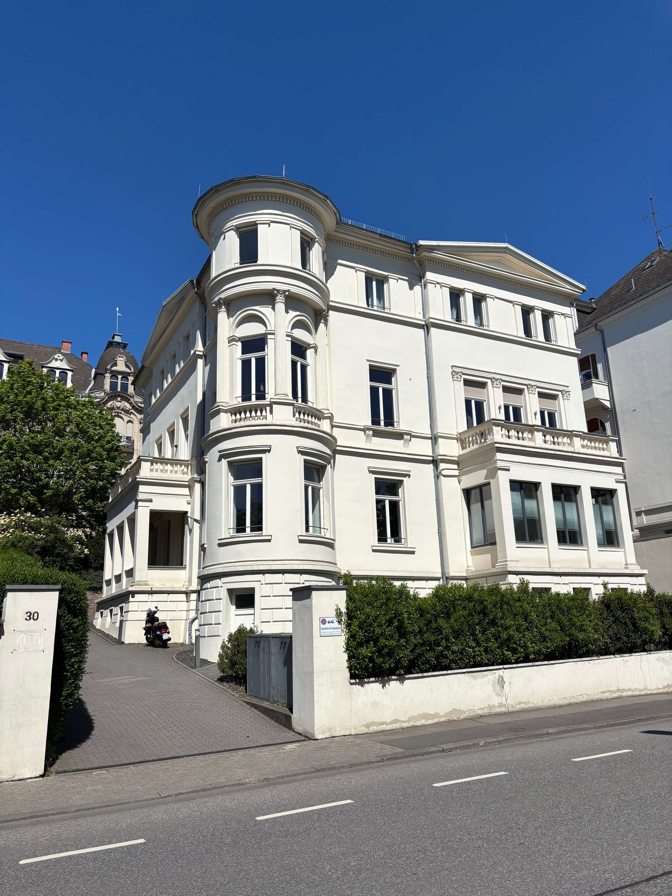 Thumbnail-Wohnung zum Kaufen in Wiesbaden 1.490.000,00 € 199 m²