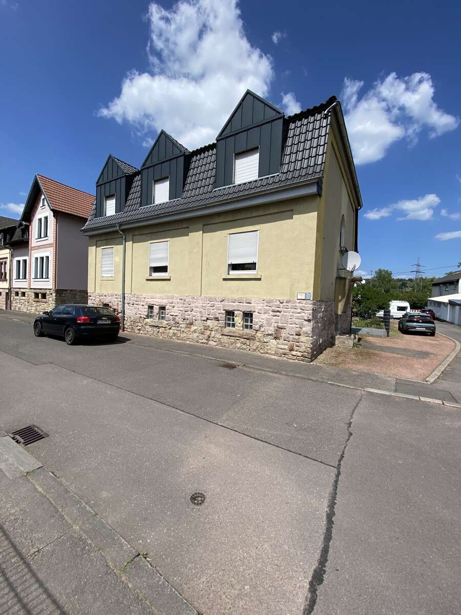 Thumbnail-Haus zum Kaufen in SaarbrückenKlarenthal 199.000,00 € 220 m²