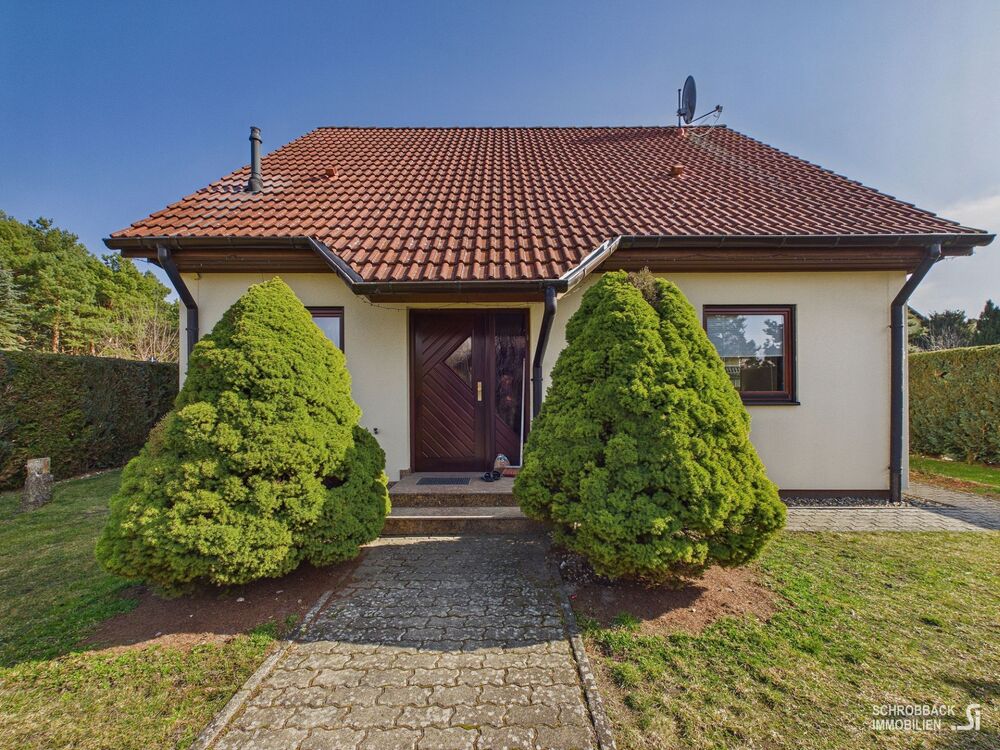 Thumbnail-Mehr Raum als erwartet: Einfamilienhaus mit praktischer Raumstruktur, Doppelgarage, Carport und Pool