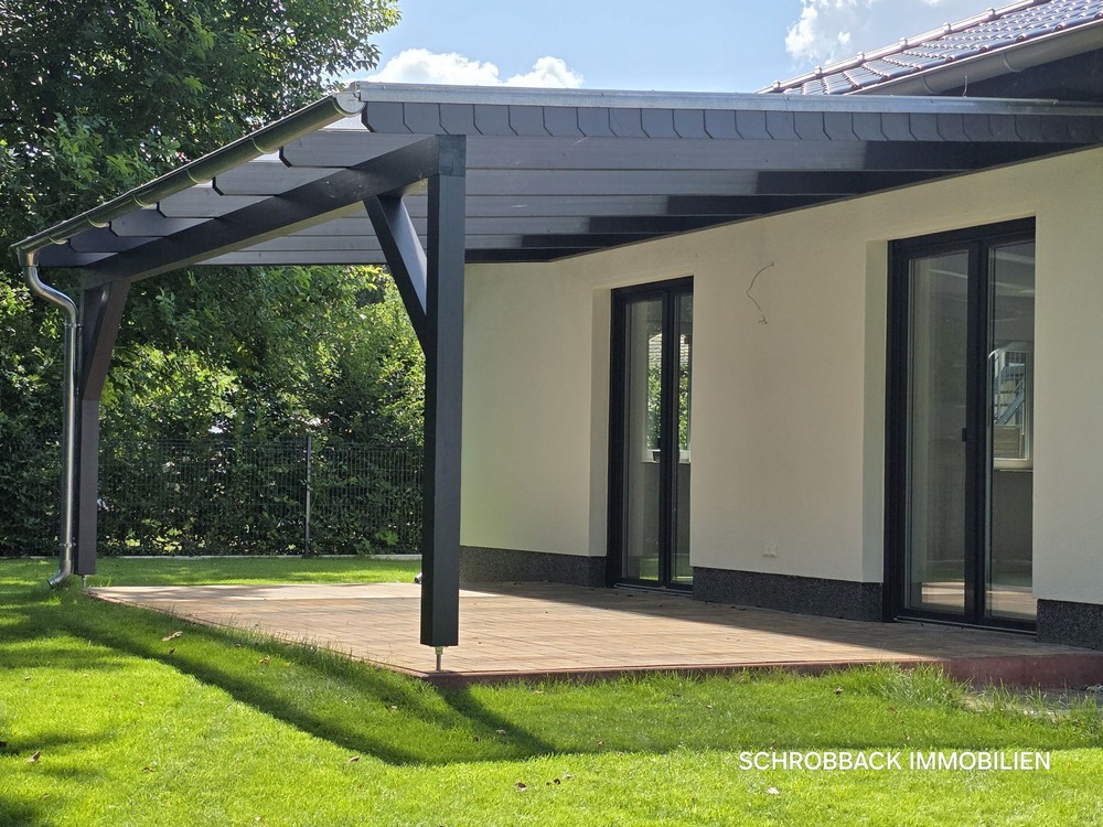Zugang von der Küche und dem Wohnzimmer zur überdachten Terrassenüberdachung