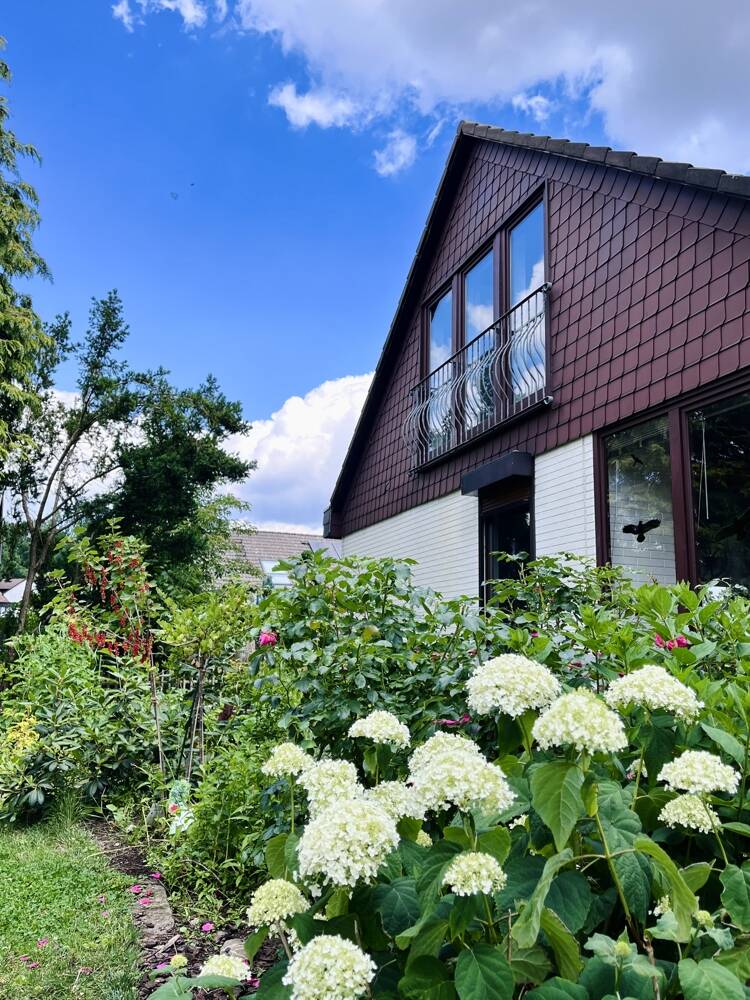 Thumbnail-Einfamilienhaus mit Einliegerwohnung in gehobener Ausstattung mit Garage und Carport in Garbsen-Mitte