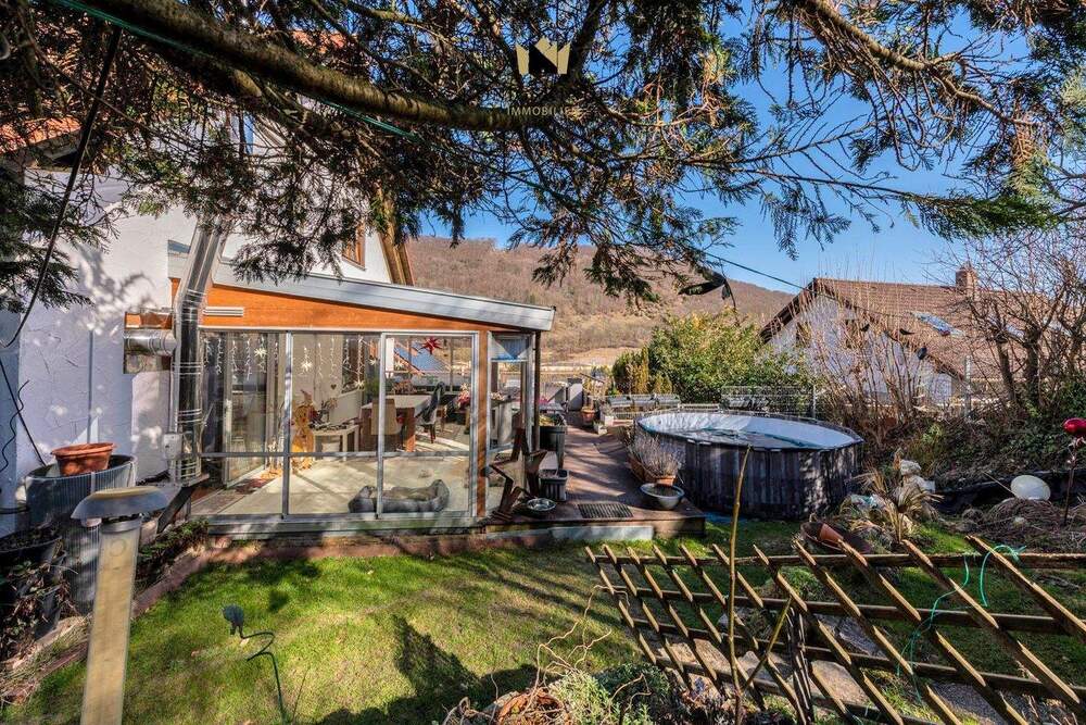 Thumbnail-Großzügiges Einfamilienhaus mit Wintergarten, Kaminofen, Garten und 2 Garagen in idyllischer Lage