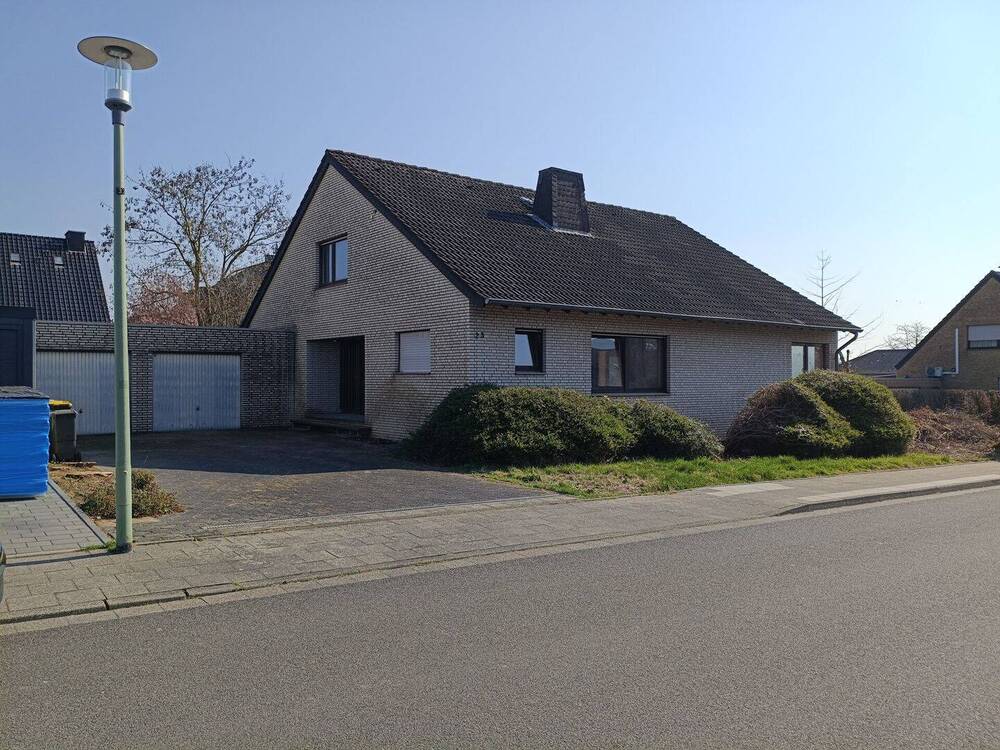 Thumbnail-Sanierungsbedürftiges Einfamilienhaus mit großem Grundstück in Bestlage von Titz!