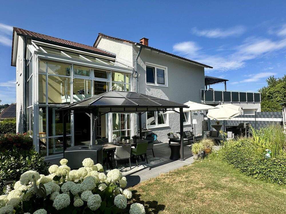 Thumbnail-Südweststadt: Großzügiges Einfamilienhaus mit idyllischem Garten, Dachterrasse und Doppelgarage.