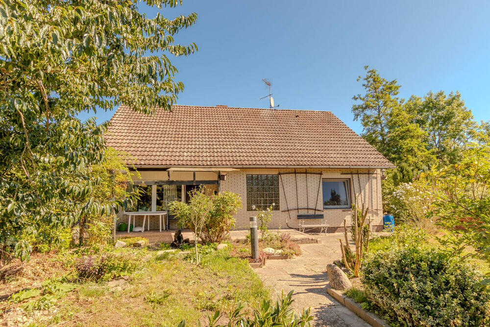 Thumbnail-Einfamilienhaus mit Gartenhaus und zwei Garagen in Elbnähe