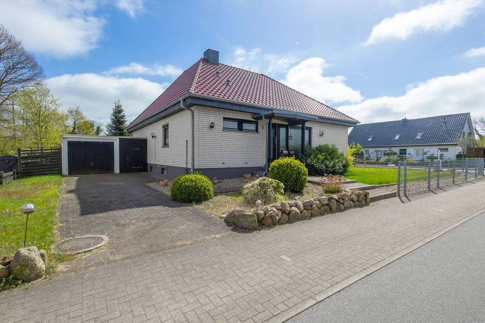 Thumbnail-Bungalow mit Keller, Garage und Ausbaureserve in ruhiger Lage von Hohn