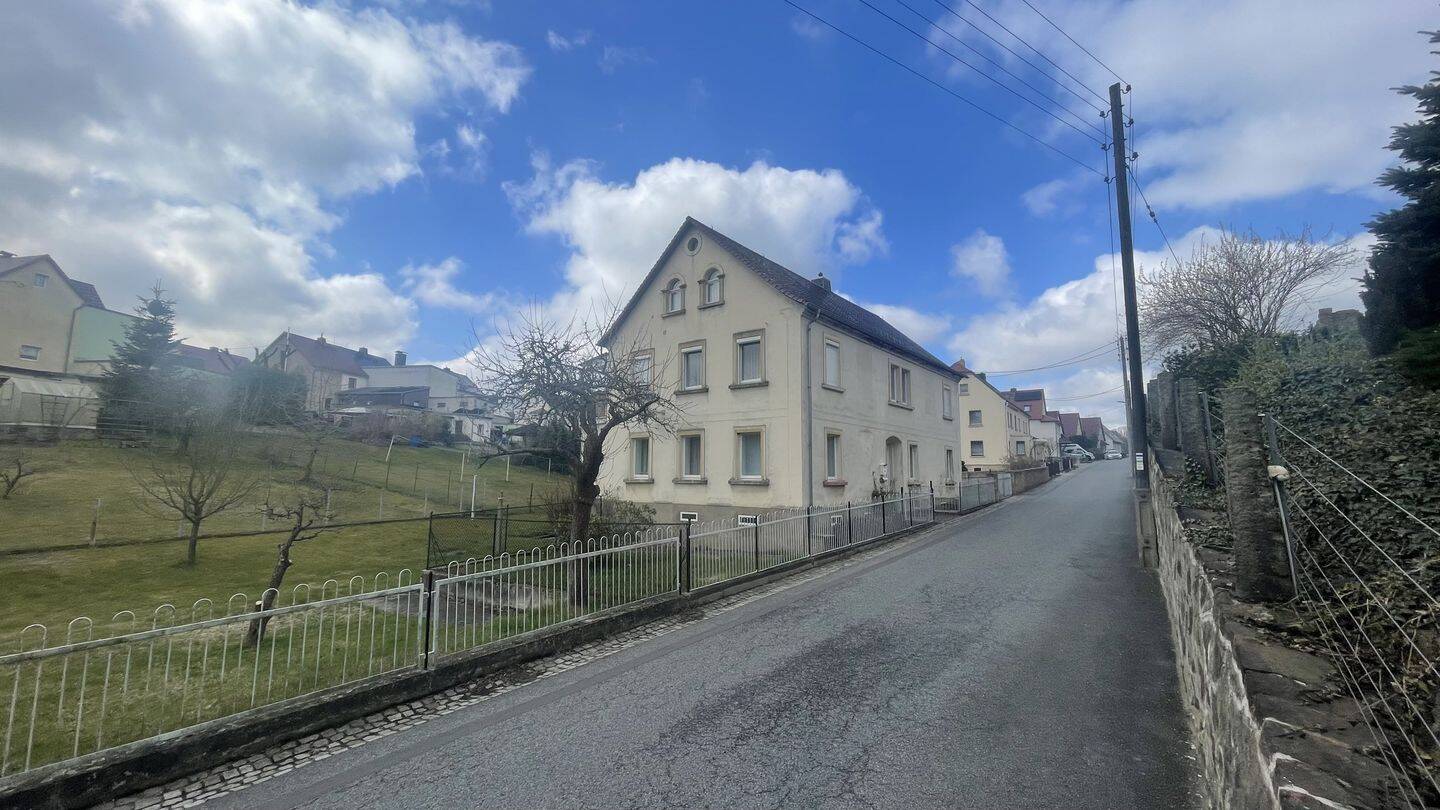 Thumbnail-Großzügiges Zweifamilienhaus mit Charme