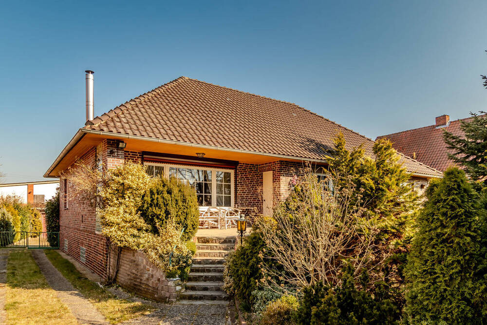 Thumbnail-Walmdachbungalow mit Vollkeller und Garage