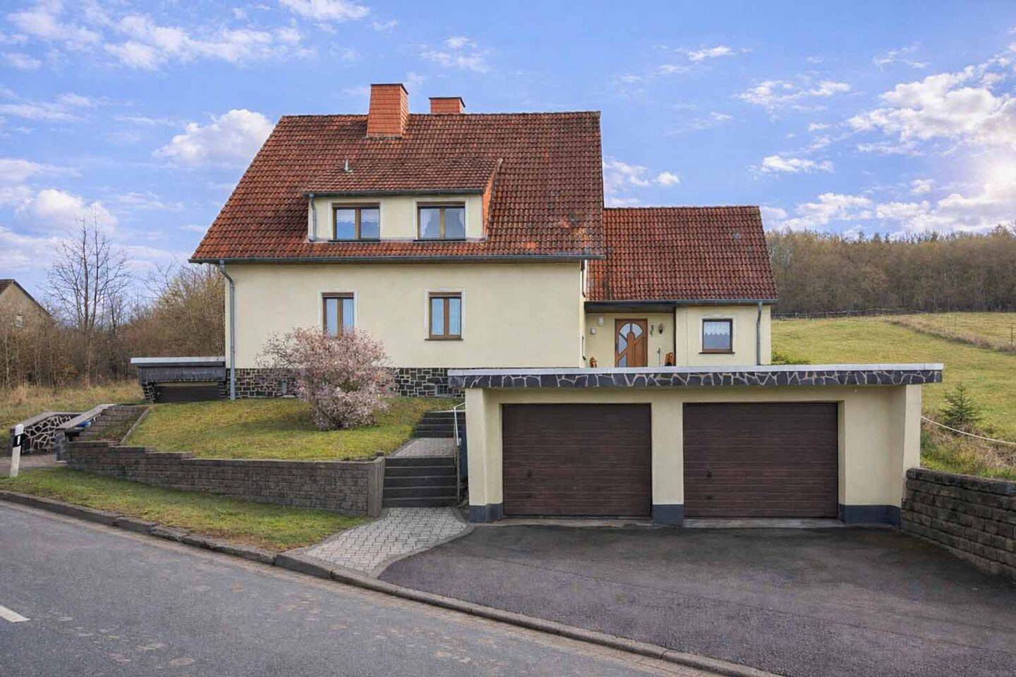 Thumbnail-Großes Einfamilienhaus mit Gartenparadies, Gäste- und Nutzflächen sowie mehreren Garagen