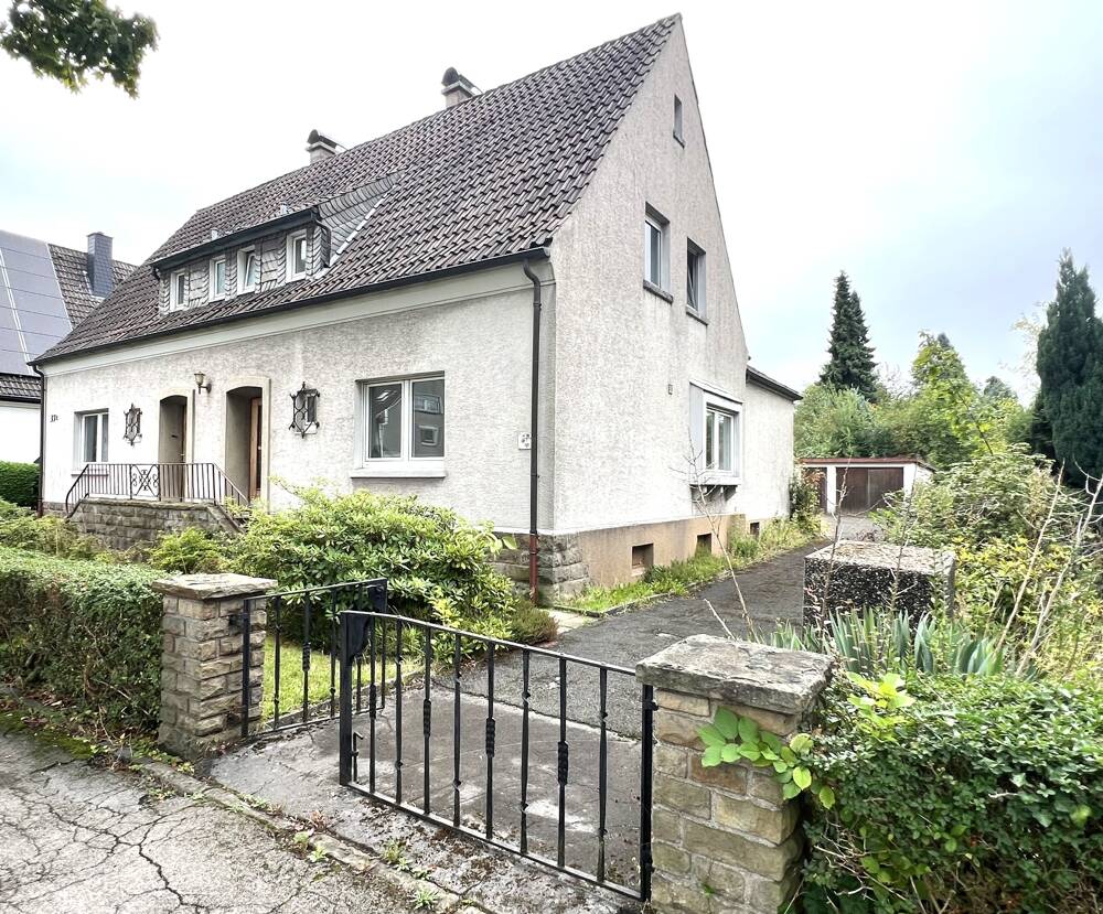 Außenansicht mit Zufahrt