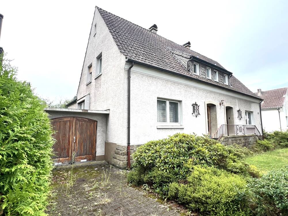 Außenansicht mit Garage und Stellplatz
