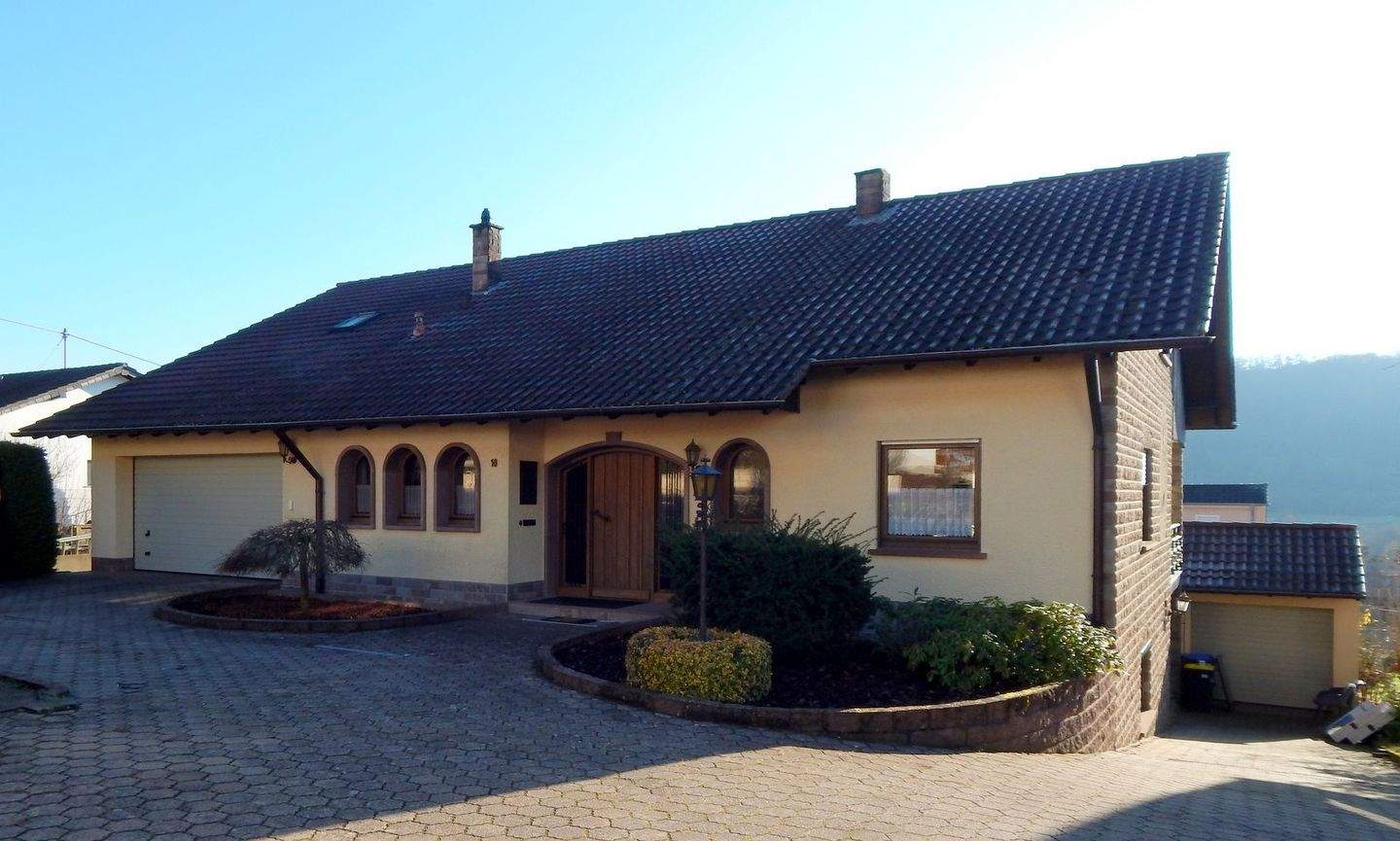 Thumbnail-Großzügiges Wohnhaus mit Einliegerwohnung in ruhiger, sonniger Lage von Merchingen zu verkaufen!