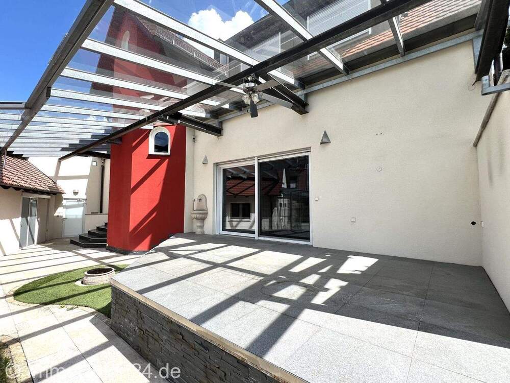 Thumbnail-Stilvolles 241 qm Einfamilienhaus mit Luxusausstattung und großer 100 qm Garage für Autoenthusiasten