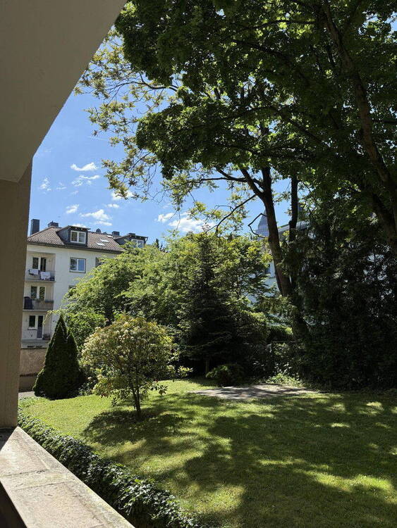Blick vom Balkon in den Park