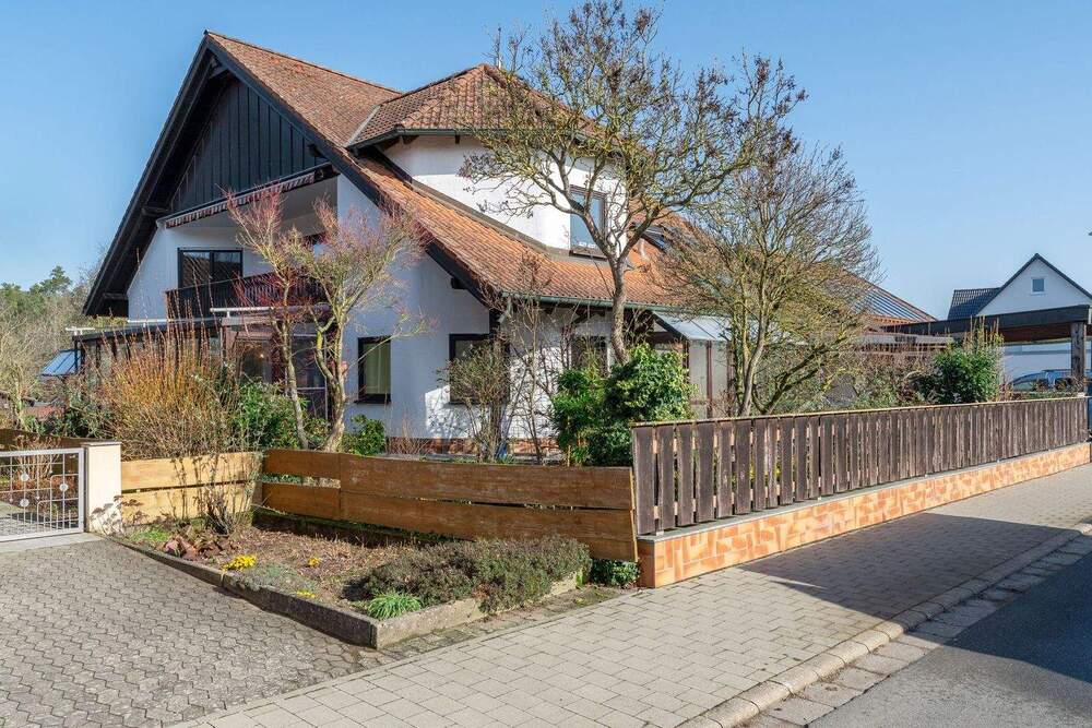 Thumbnail-Attraktives Zweifamilienhaus mit viel Platz und großem Grundstück in Hagenbüchach