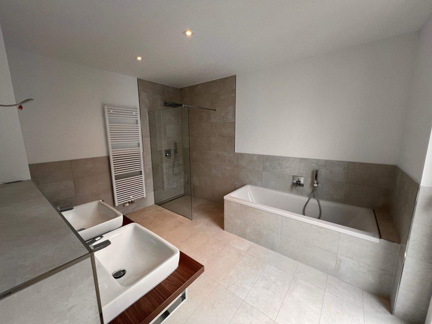 Thumbnail-GARTENWOHNUNG mit 222m² Wohnfläche + 111m² PRIVATGARTEN BLICK in den AUENWALD KAMIN 2 x TG-SP ca. 7.000m² eingezäunter Gemeinschaftsgarten