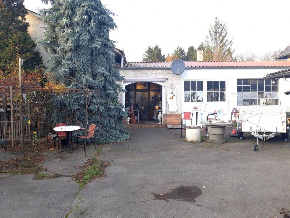 Thumbnail-VB - Hinterhof Wohnhaus mit Werkstatt, Lager und 3 Garagen in Schnaittenbach