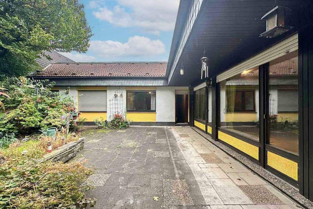 Thumbnail-Leverkusen-Rheindorf: Wohnhaus mit Büro, Garten & Wellness - ca. 298 m² Wohn-Nutzfläche
