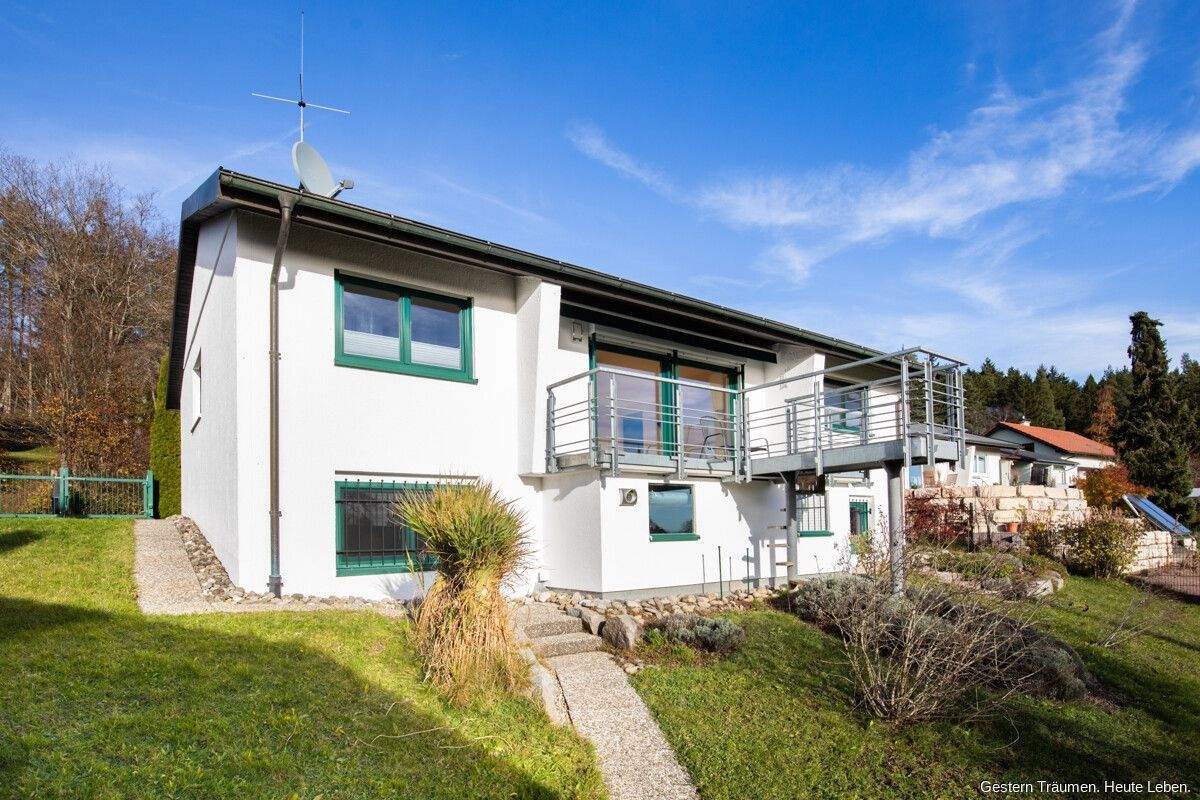Thumbnail-Einfamilienhaus im Bungalow-Stil mit ausgebautem Gartengeschoss und Weitblick - sofort bezugsfrei