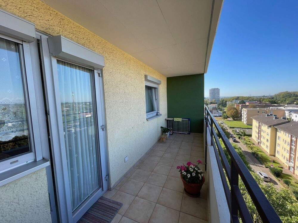 Thumbnail-Helle 3 12 - Zimmer-Wohnung im 8. OG mit 2 Balkonen