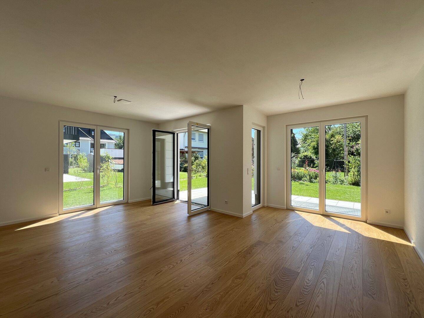 Thumbnail-Großzügige EG-Wohnung mit taghellem Souterrain und großem Privatgarten