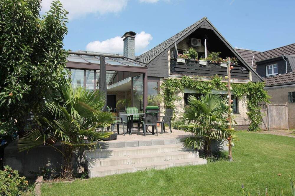 Thumbnail-Zweifamilienhaus mit warmen Wintergarten und großem Grundstück 1399 m²