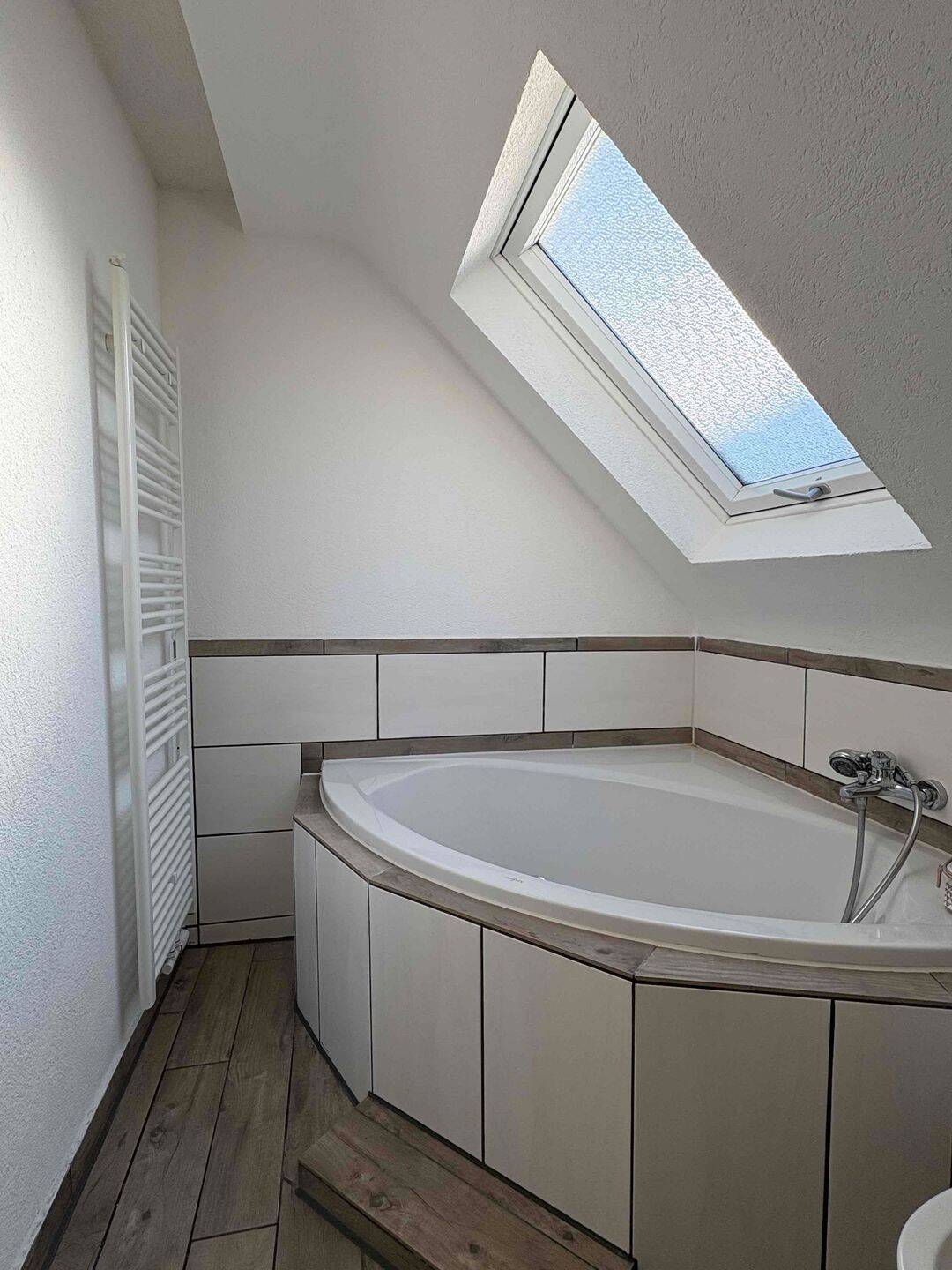 Tageslichtbad mit Wanne und Dusche