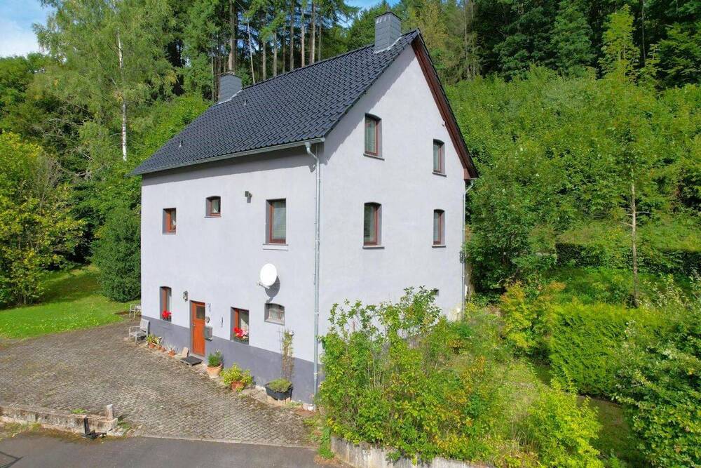 Thumbnail-Geräumiges, freistehendes Wohnhaus mit Garten, Forellenteich und Garage in Mürlenbach