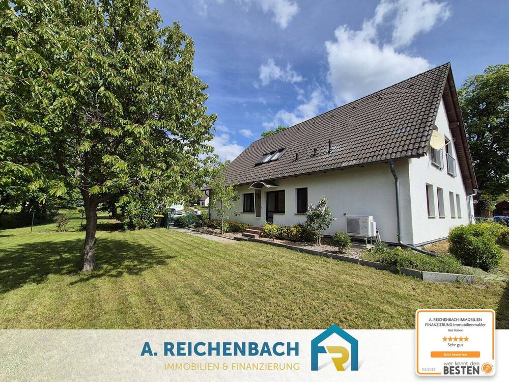 Rückseite mit Zugang zur DG Wohnung