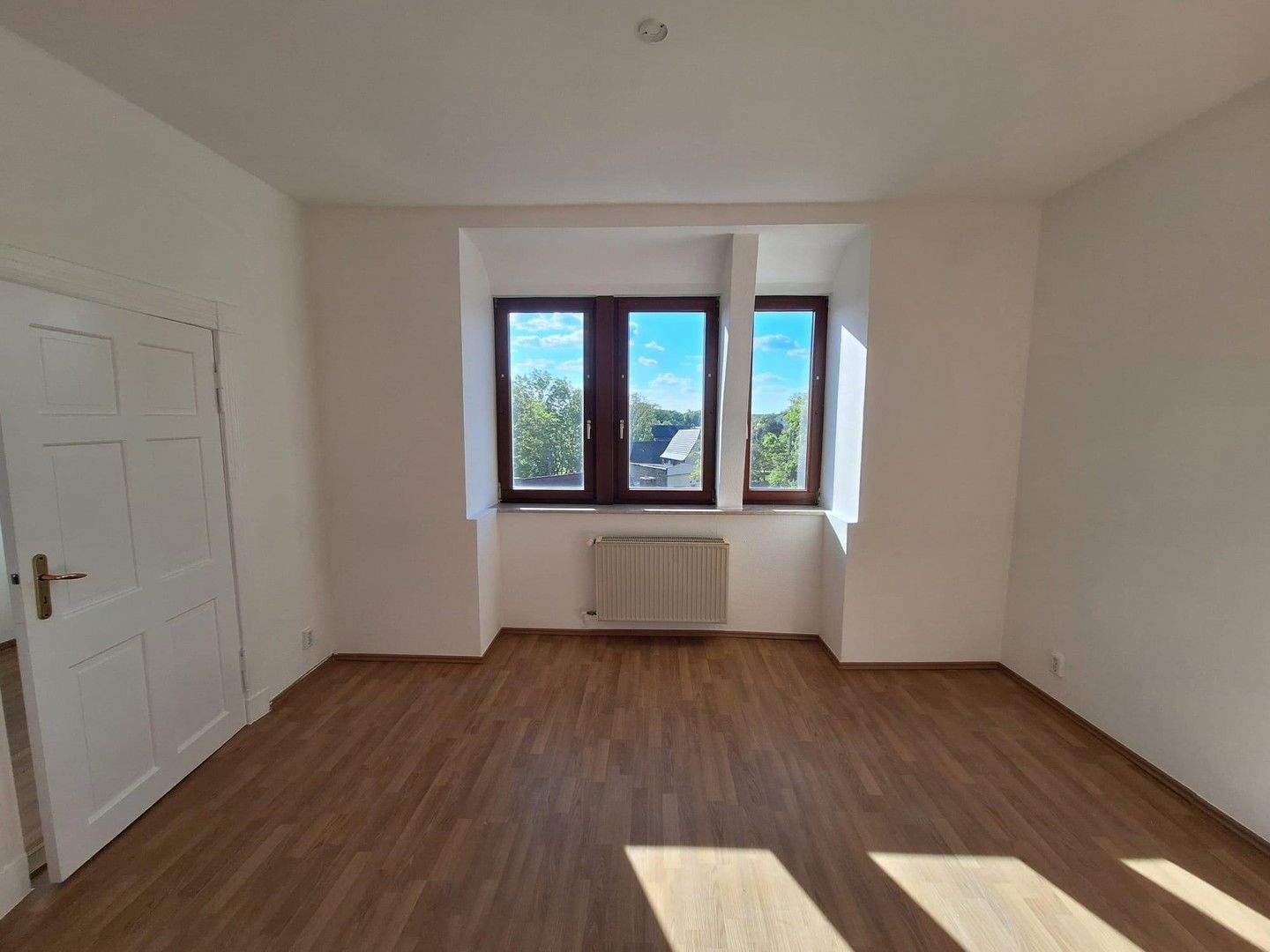 Thumbnail-Großzügige, helle 5-Zimmer-Dachgeschosswohnung im Altbau - ruhige Lage mit Weitblick in Ammendorf