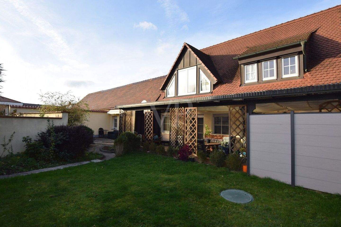 Thumbnail-Reihenendhaus mit Doppelgarage, Terrasse und kleinem Garten in zentrumsnaher Lage