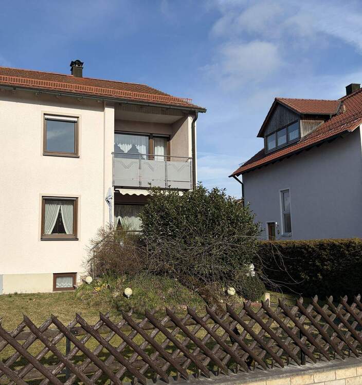 Thumbnail-Doppelhaushälfte in ruhiger Lage mit Garten und Garage in Neumarkt - Gemeindeteil Stauf.