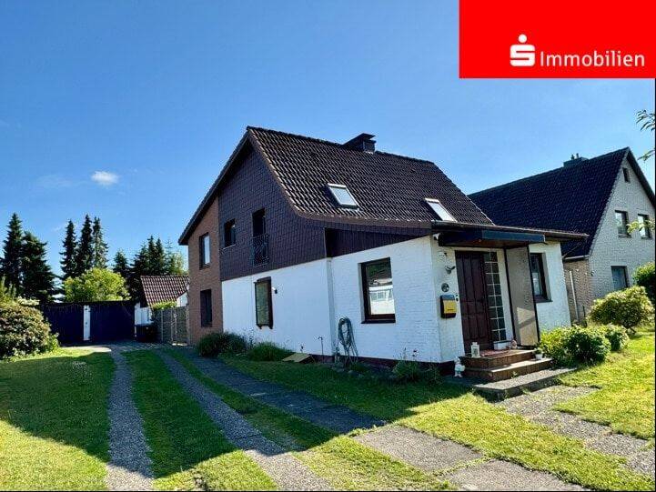 Thumbnail-Großzügiges Haus mit Garagen und tollem Grundstück an einer Grünfläche