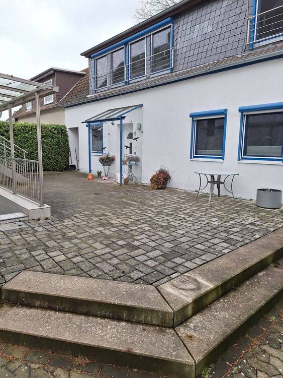 Thumbnail-Reserviert! 1-FMH auf Eigentumsgrundstück, mit 2 Eingängen, Doppelcarport und 4 Einstellplätze in Kralenriede