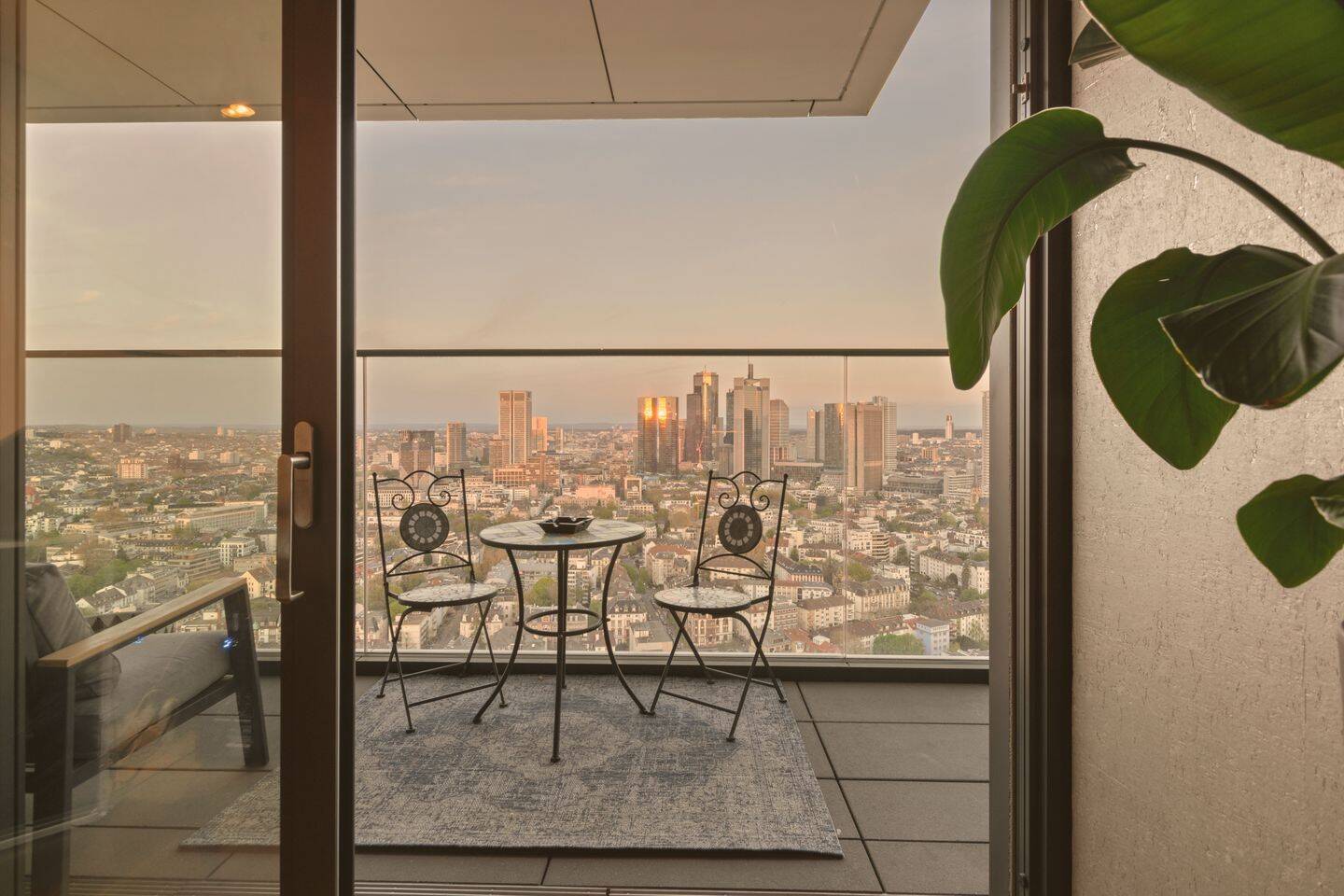 Thumbnail-Spektakuläre 2-Zimmer-Wohnung im 31. Stock mit Skyline-Blick und top Ausstattung