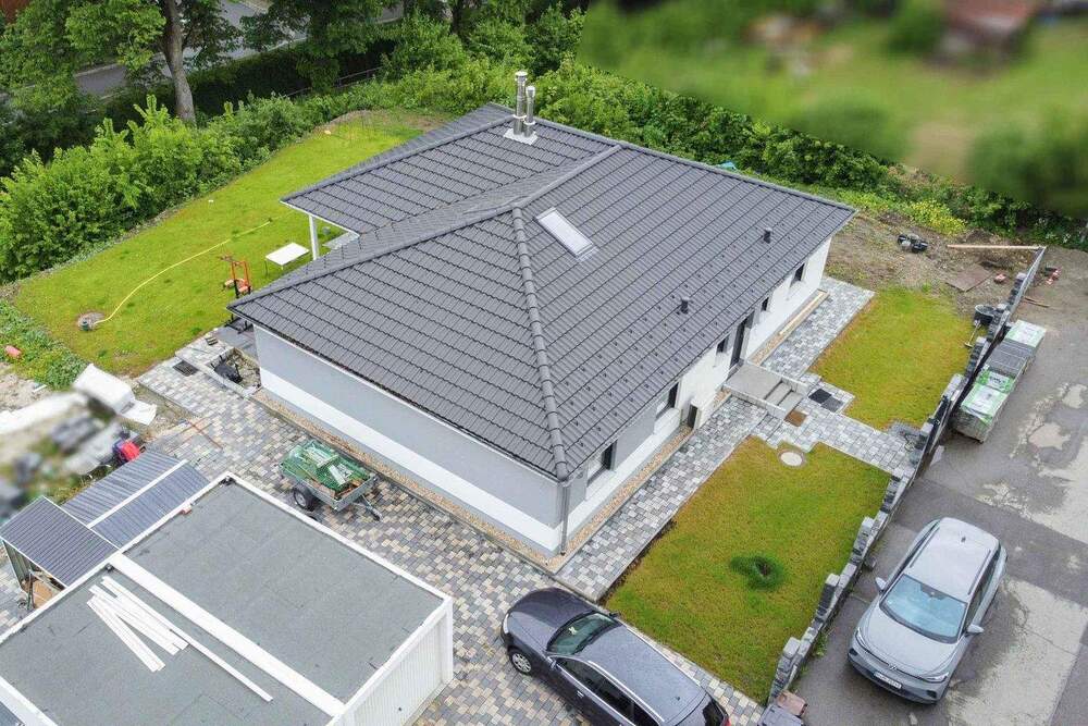 Thumbnail-Zentral Wohnen auf einer Fläche: Gepflegter Bungalow mit Garten, Terrasse und Doppelgarage