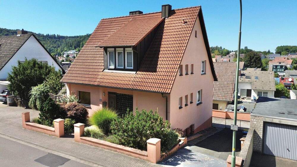 Thumbnail-KL-Hohenecken: Freistehendes Zweifamilienhaus mit Doppelgarage, PKW-Stellplätzen und Garten