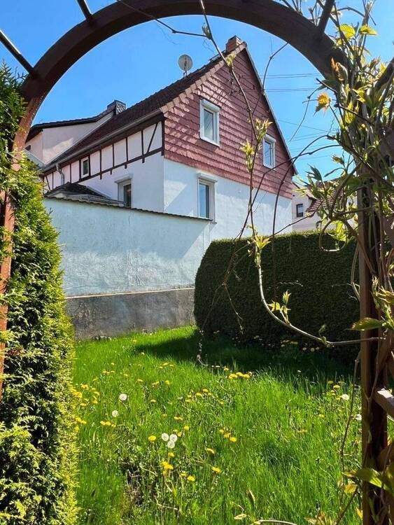 Thumbnail-Schönes Wohnhaus in ruhiger Lage mit großer Garage nahe am Wald