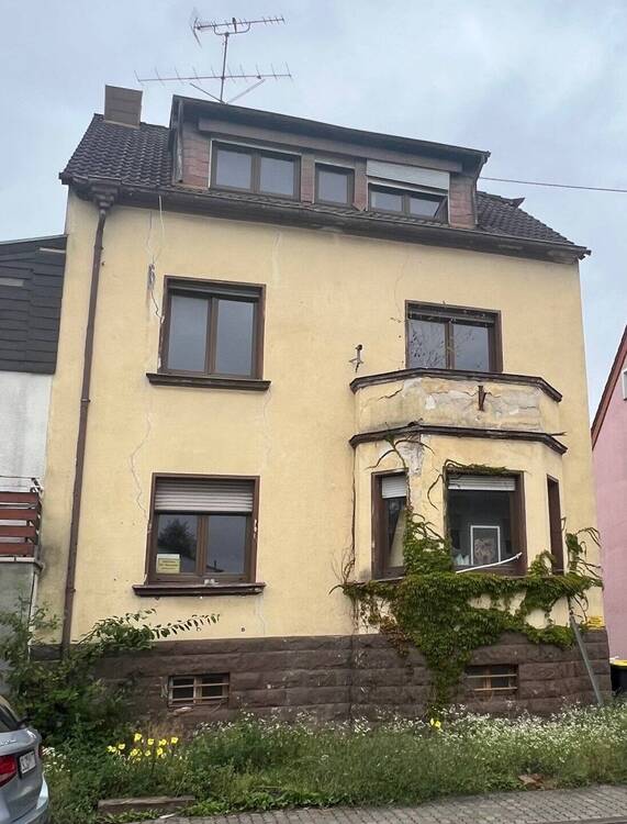 Thumbnail-Ein Investoren-Juwel: Sanierungsbedürftiges 3-Familienhaus mit Potenzial plus einem zusätzlich Baugrundstück in Saarlouis