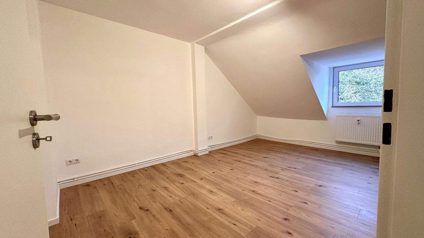 Thumbnail-Helle 2-Zimmer-Dachgeschosswohnung mit Einbauküche - frisch renoviert