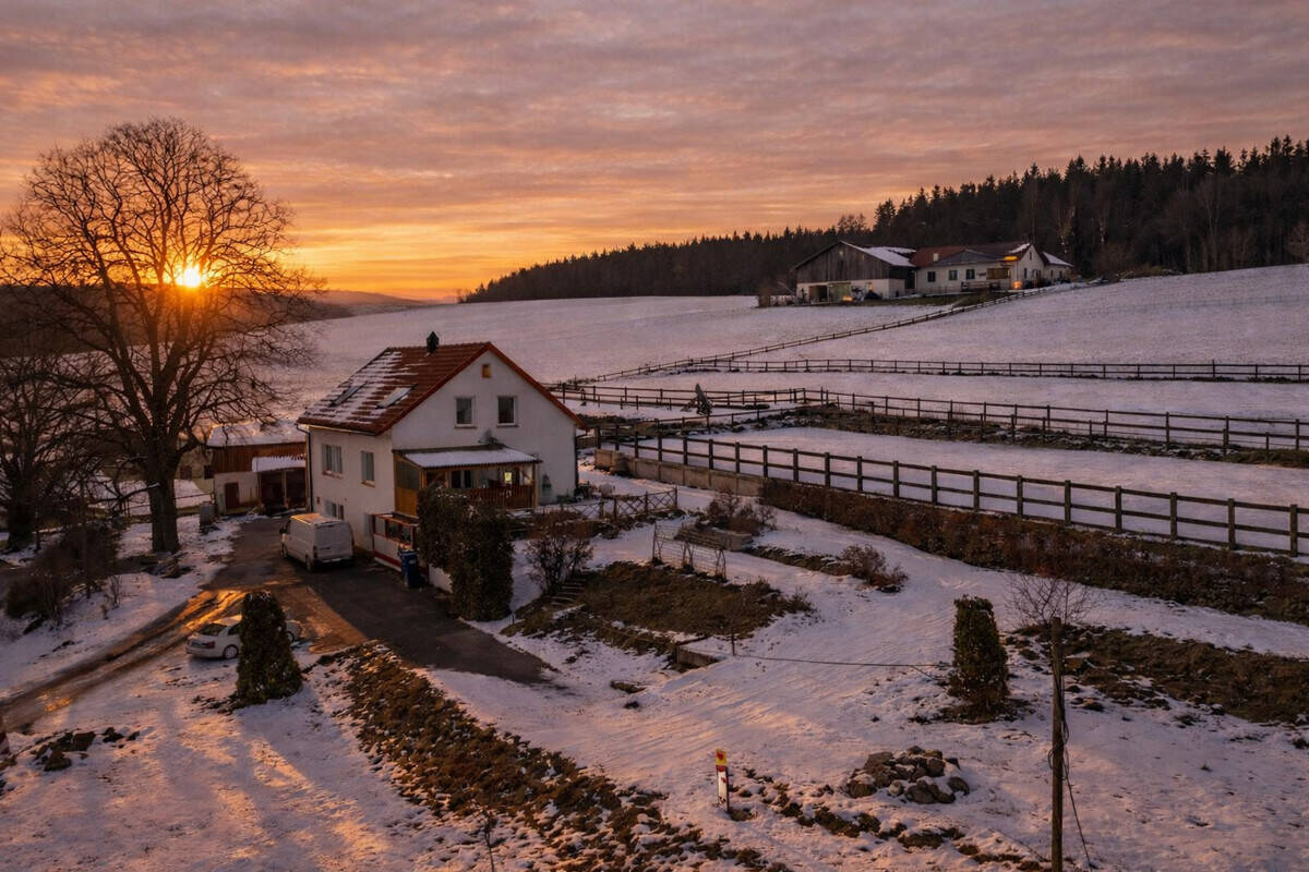 Thumbnail-Ländliches Anwesen mit weitläufigem Grundstück und Reit-Bewegungsplatz