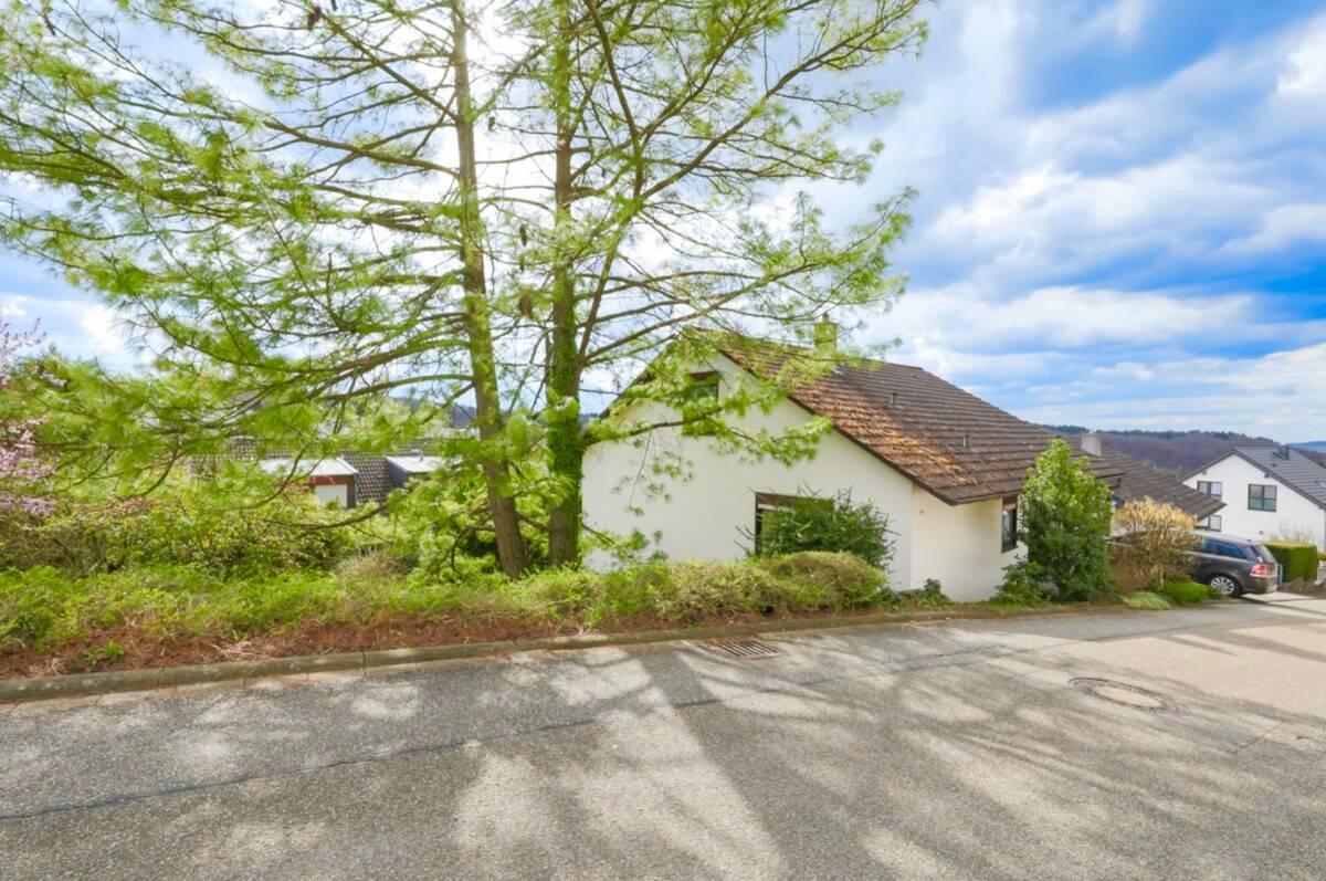 Thumbnail-Familienfreundliches Zuhause mit tollem Ausblick, Stellplatz, Balkon und Terrasse!