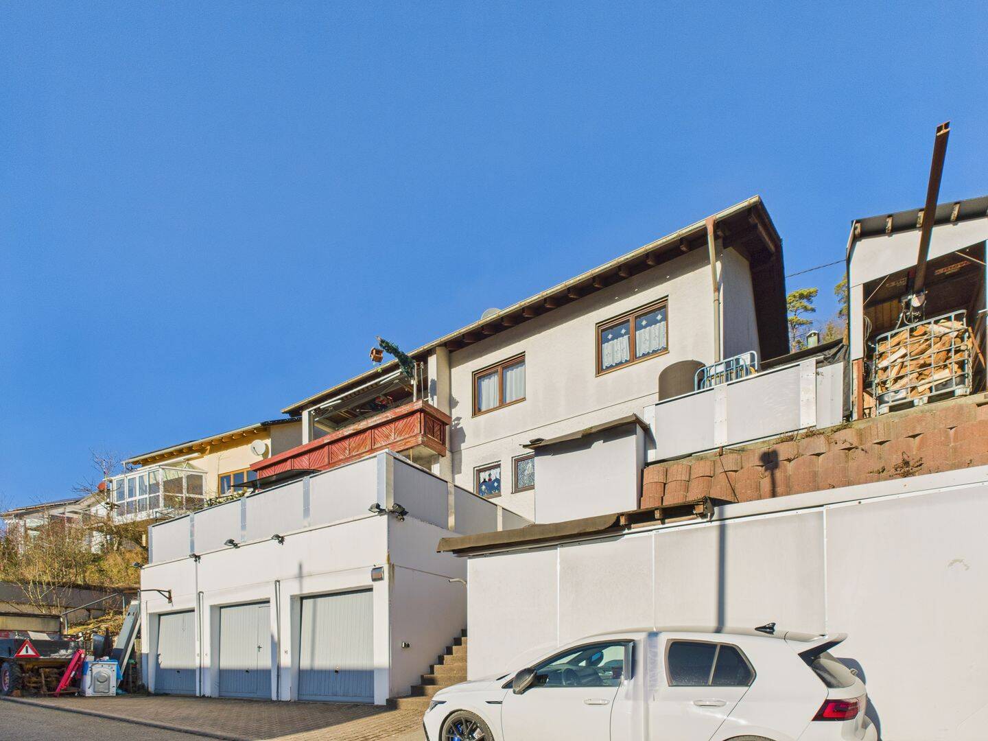 Thumbnail-Einfamilienhaus mit Einliegerwohnung + 3 Garagen, Panoramablick & Ausbaupotenzial im Dachgeschoss!