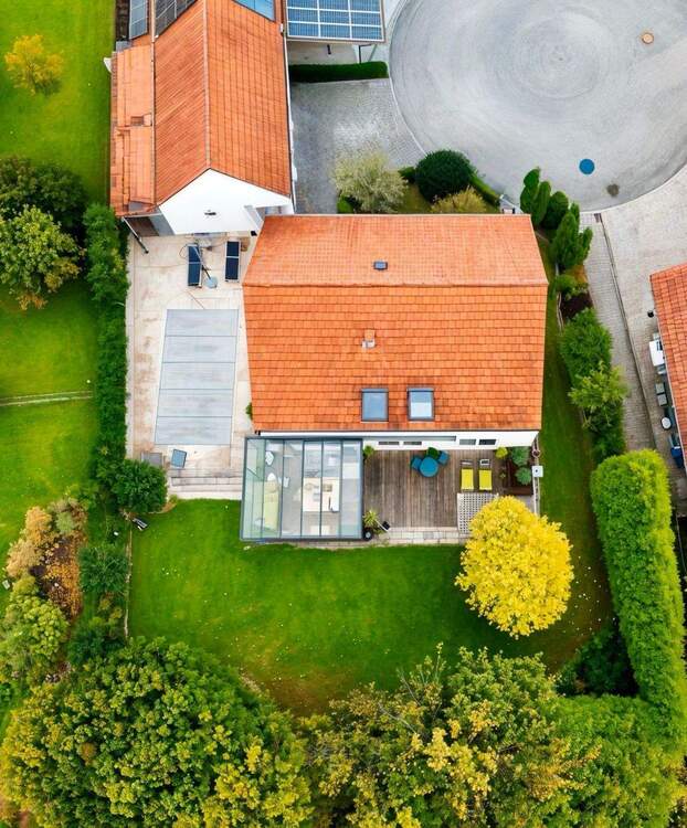 Thumbnail-STILVOLL WOHNEN IN ESSENBACH - ARCHITEKTUR MIT POOL, WINTERGARTEN & DOPPELGARAGE FÜR DIE FAMILIE